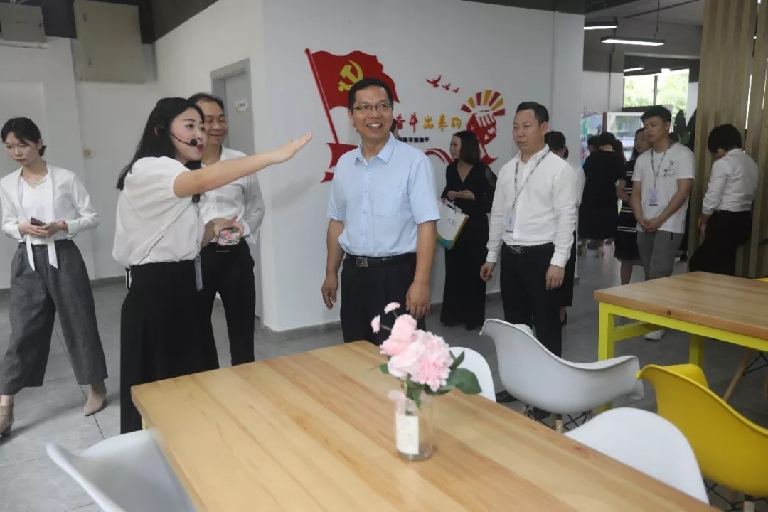 市委组织部副部长覃春参观莞寓
